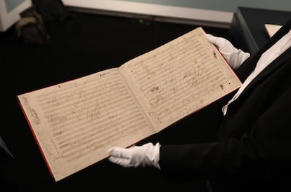 Páginas de la partitura original de la Novena Sinfonía de Beethoven que se exponen en Viena con motivo del 200 aniversario de su estreno.