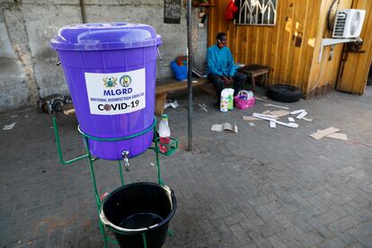 Un contenedor de agua para lavarse las manos en un mercado de Accra, Ghana.