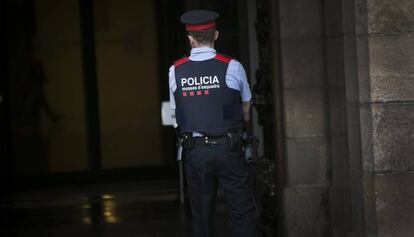 Un agente de los Mossos entra en el Parlament.