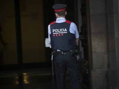 Un agente de los Mossos entra en el Parlament.