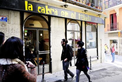 El bar la Cabra en el Tejado, en Rastro de Madrid