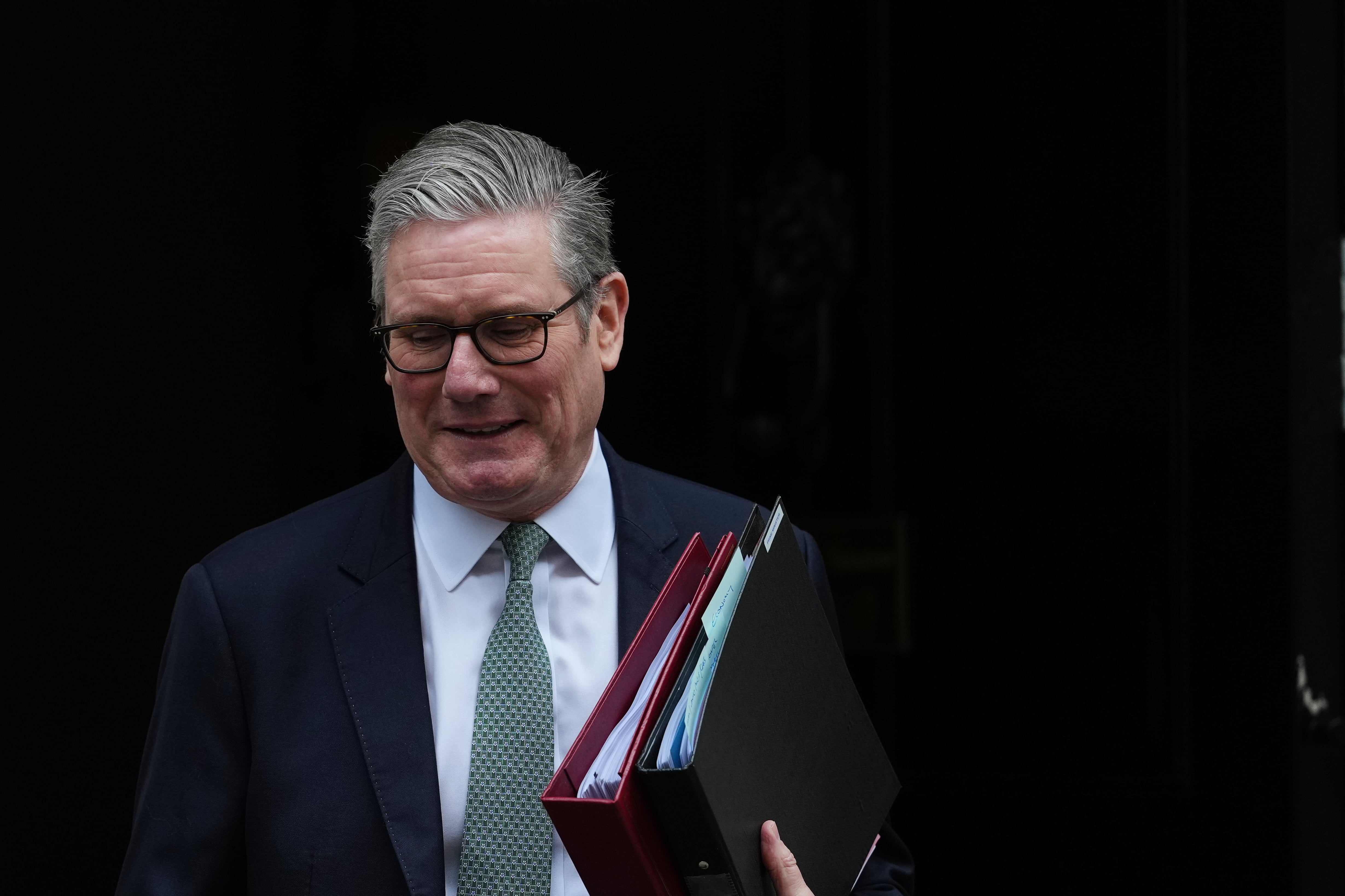 Las siete vidas de Keir Starmer: el primer ministro británico gana tiempo hasta las elecciones de mayo