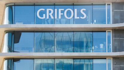 El logo de Grifols en una sede corporativa.