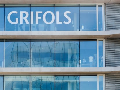 El logo de Grifols en una sede corporativa.