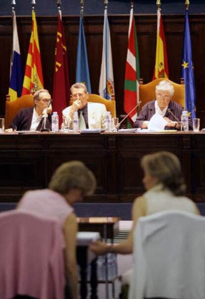 La presidenta Marta Mata, a la derecha de la mesa.