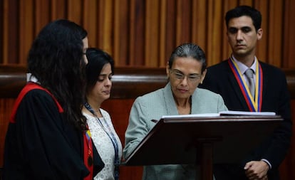 Socorro Hernández firma como miembro del CNE.