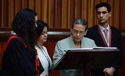 Socorro Hern&aacute;ndez firma como miembro del CNE.