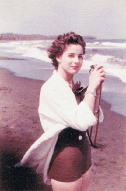 Marita Lorenz, em uma praia de Cuba, Em 1959, pouco antes de conhecer a Castro.