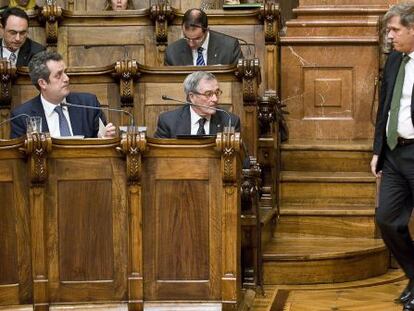 De izquierda a derecha, Joaquim Forn, Xavier Trias, sentado, y Alberto Fernández Díaz, en el pleno del Ayuntamiento de Barcelona.