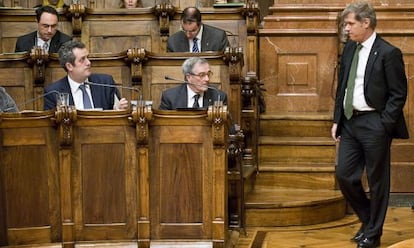 De izquierda a derecha, Joaquim Forn, Xavier Trias, sentado, y Alberto Fernández Díaz, en el pleno del Ayuntamiento de Barcelona.