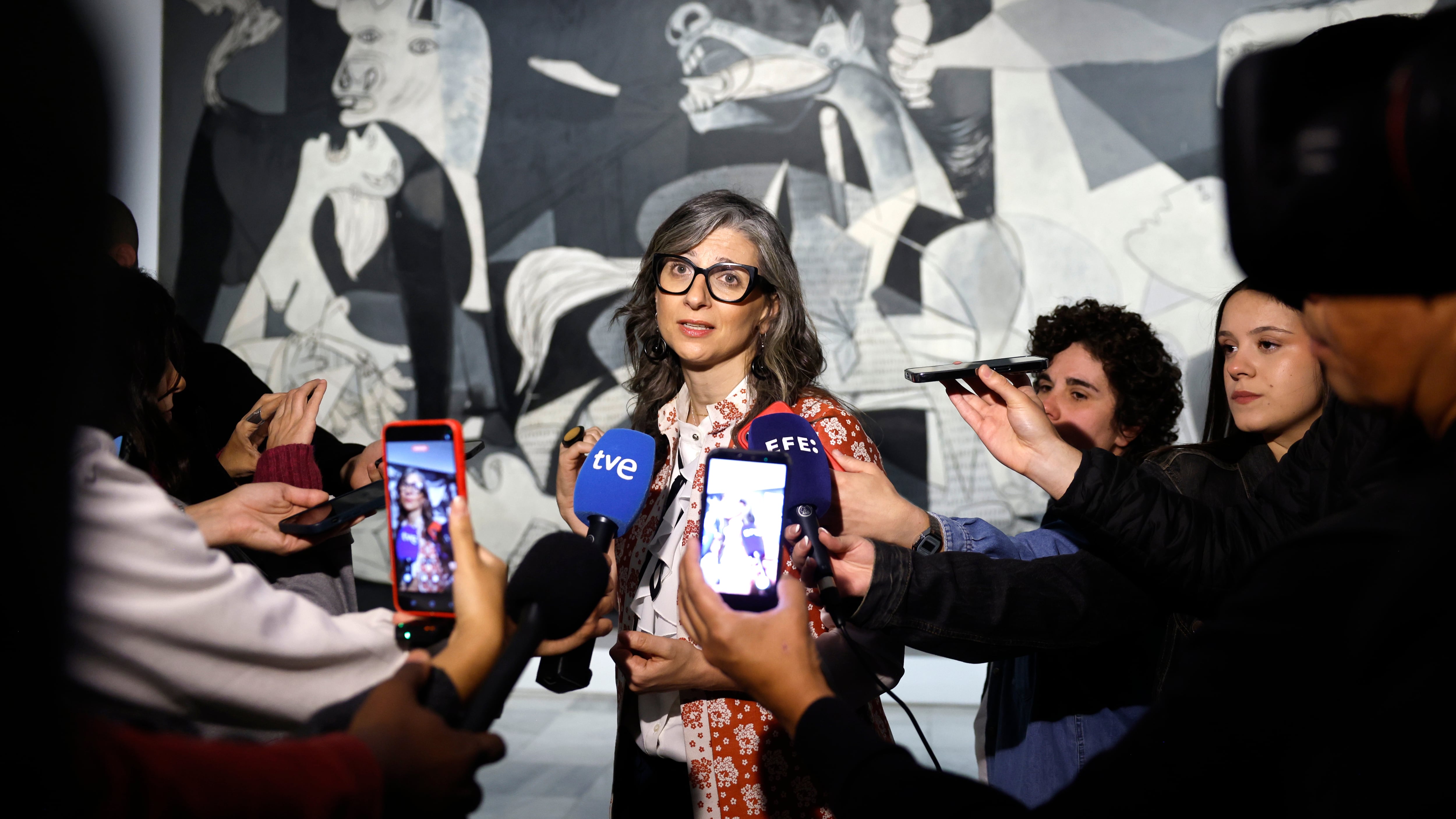 Francesca Albanese, el 6 de mayo, ante el 'Guernica', en el Museo Reina Sofía de Madrid.
