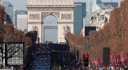 La comitiva funeraria del fallecido cantante Johnny Hallyday en los Campos Elíseos de París