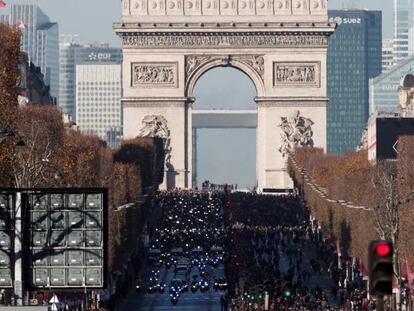 La comitiva funeraria del fallecido cantante Johnny Hallyday en los Campos Elíseos de París