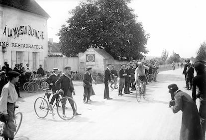 La llegada del ciclista Louis Trousselier, en una de las etapas del Tour de 1905.