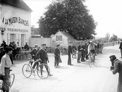 La llegada del ciclista Louis Trousselier, en una de las etapas del Tour de 1905.