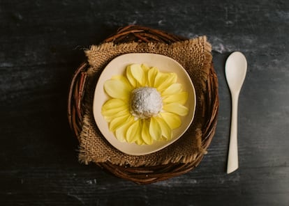 'Calostros de leche de oveja, queso oxidado y dalias', que se sirve en el restaurante OBA, distinguido con una estrella Michelin.  