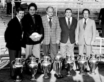 Desde la izquierda: Raymond Kopa, Jose Hector Rial, Alfredo Di Stefano, Ferenc Puskas y Paco Gento en el Santiago Bernabéu en 1977 con las seis Copas de Europa logradas por el Real Madrid.