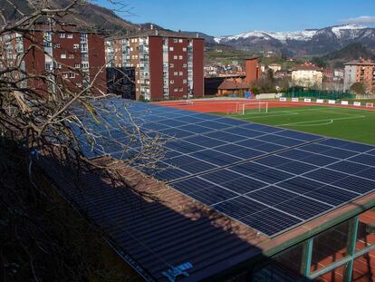 Placas solares sobre el tejado de las gradas del campo de Futbol Argixao en Zumarraga, donde se constituyó la primera comunidad energética local de Gipuzkoa.