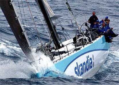 El maxi <i>Skandia,</i> líder de la regata durante la jornada de ayer.