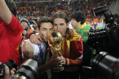 Los sevillanos Jesús Navas y Sergio Ramos besan la Copa del Mundo en la final del Mundial de Fútbol de Sudáfrica 2010 tras su victoria por 1-0 ante la selección holandesa.