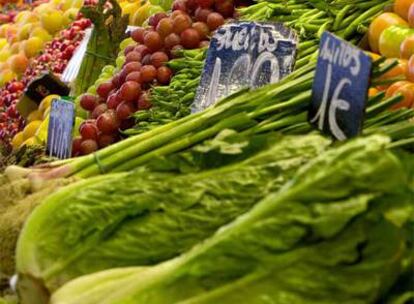 Frutas y verduras en un puesto del mercado de La Boquería de Barcelona.