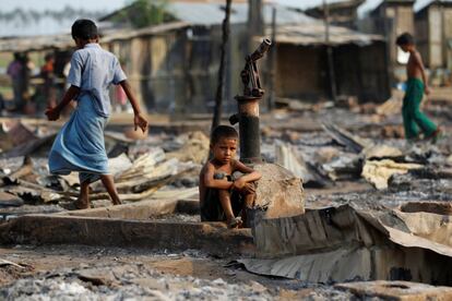 Un niño se sienta en un área quemada después del incendio que ha destruido los refugios en un campamento para desplazados internos musulmanes en el estado occidental de Rakhine cerca de Sittwe, Myanmar.