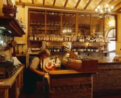 Interior de la enoteca Al Brindisi, en Ferrara.