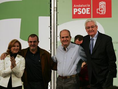 De izquierda a derecha, Eli Maldonado y los expresidentes de la Junta de Andalucía José María Rodríguez de la Borbolla, Manuel Chaves y Rafael Escudero, en un mitin del PSOE en 2006.