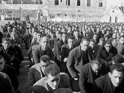 Presos republicanos en la cárcel de Porlier, durante una misa el día de Navidad de 1943. Después de la misa, un recluso leyó una lista de 101 condenados a muerte a los que Franco había conmutado la pena por las fiestas navideñas.