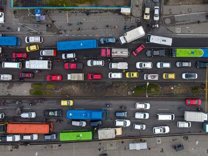 Tráfico en una avenida de Bogotá en Colombia