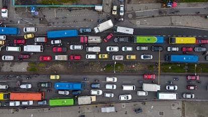 Tráfico en una avenida de Bogotá en Colombia