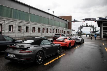 Cuatro amigos embarcan en el lago de Constanza con sus Porsches para unos días de desconexión de Suiza.