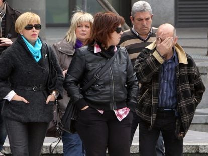 El viudo de Amaia Azkue (a la derecha), junto a varios familiares de la víctima, ayer a su llegada a los Juzgados de San Sebastián.