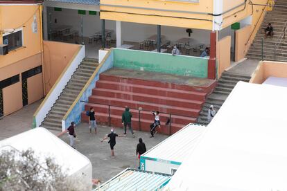 Campamento para la acogida de inmigrantes en el Colegio León de El Lasso.