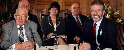 Ian Paisley y Gerry Adams, durante la rueda de prensa en la que han anunciado el acuerdo.