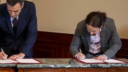 El líder socialista, Pedro Sánchez, y el de Unidas Podemos, Pablo Iglesias, firman un preacuerdo para formar un Gobierno de coalición.