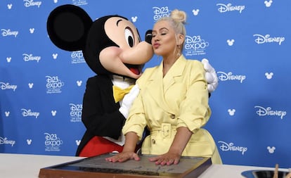 Christina Aguilera ao imprimir suas digitais na D23 em Anaheim na sexta-feira.