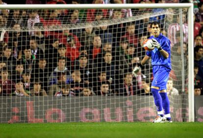 Iraizoz, en un partido del Athletic en San Mamés.