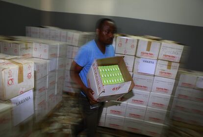 Para suministrar medicamentos a 50.000 personas se hizo un enorme pedido que se conserva en un almacen fresco de Centro de Investigación en Salud de Manhiça, que con el apoyo de ISGlobal se encarga de implementar el plan.