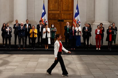 La nueva ministra chilena de Interior, Carolina Tohá, llega a la ceremonia de cambio de Gabinete presidencial, hoy, en el Palacio de La Moneda en Santiago (Chile).