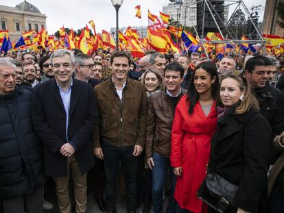 Desde la izquierda: Mario Vargas Llosa, Luis Garicano, Albert Rivera, Manuel Valls y Begoña Villacís, en la manifestación de la plaza de Colón (Madrid).