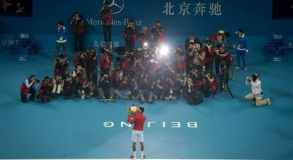 Djokovic celebra su título en Pekín. 