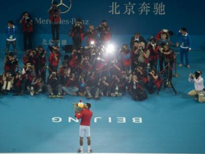 Djokovic celebra su título en Pekín.