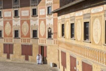 Dos monjas ante el Seminario situado en la Piazza della Repubblica de San Miniato.