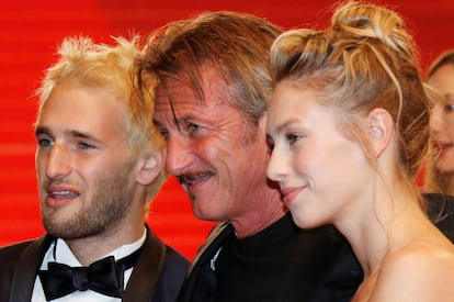 Sean Penn, en el centro, con sus hijos Hopper y Dylan Frances.