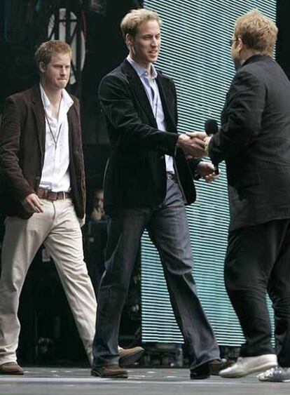 Los príncipes Harry y William saludan a Elton John ayer en Wembley.
