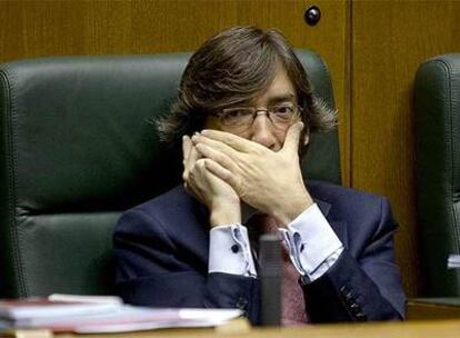 Iñaki Oyarzabal, en su escaño durante un pleno del Parlamento vasco.