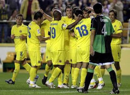 Los jugadores del Villarreal celebran uno de los tantos ante el Racing