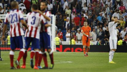 Iker Casillas se quita los guantes al finalizar el partido.