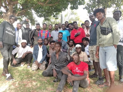 migrantes sudaneses en un parque de Rabat el lunes. A la izquierda, con el pie vendado, Malik Abubaker Imad. En primer plano, con camisa gris, Adil Mohamed. Detrás de este, con camiseta marrón, Elamín Yakub.